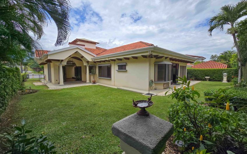 Valle del Sol Lindora Santa Ana! Casa de un nivel con 700 m2 de lote