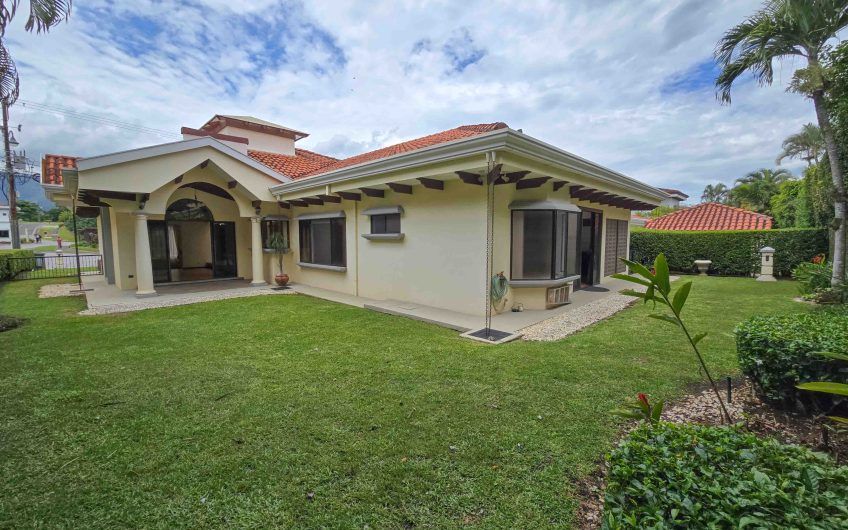 Valle del Sol Lindora Santa Ana! Casa de un nivel con 700 m2 de lote