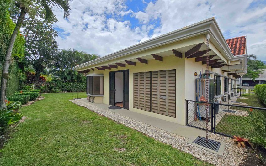 Valle del Sol Lindora Santa Ana! Casa de un nivel con 700 m2 de lote