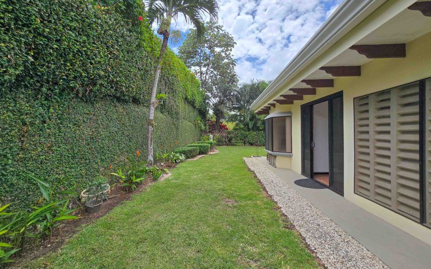 Valle del Sol Lindora Santa Ana! Casa de un nivel con 700 m2 de lote