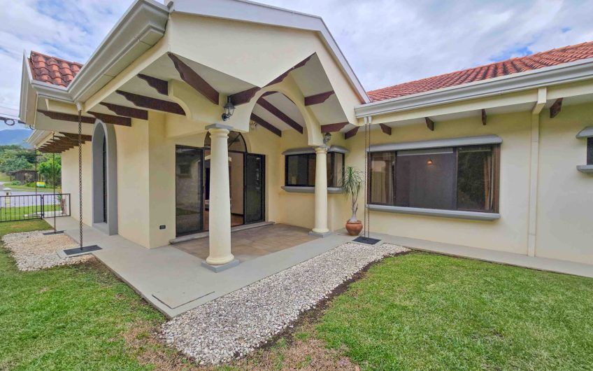 Valle del Sol Lindora Santa Ana! Casa de un nivel con 700 m2 de lote