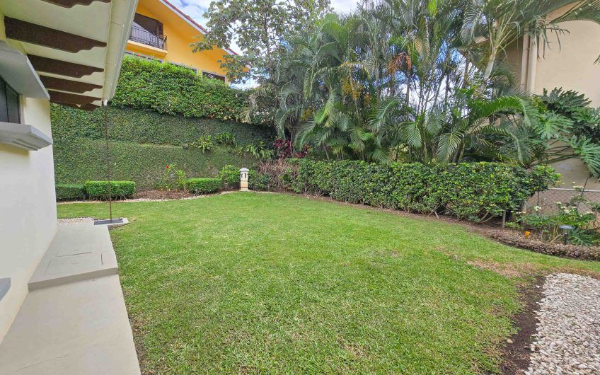 Valle del Sol Lindora Santa Ana! Casa de un nivel con 700 m2 de lote