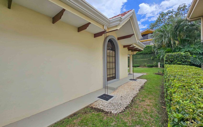 Valle del Sol Lindora Santa Ana! Casa de un nivel con 700 m2 de lote