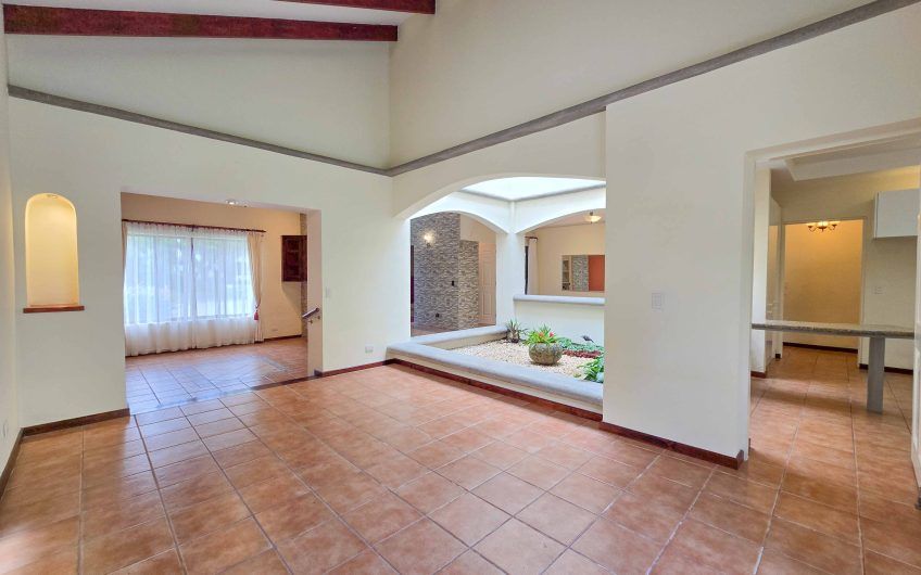 Valle del Sol Lindora Santa Ana! Casa de un nivel con 700 m2 de lote