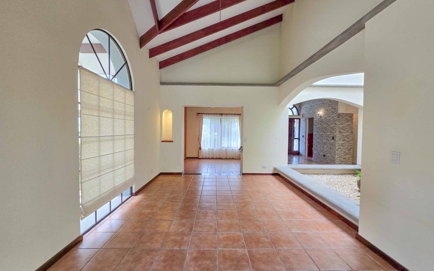 Valle del Sol Lindora Santa Ana! Casa de un nivel con 700 m2 de lote