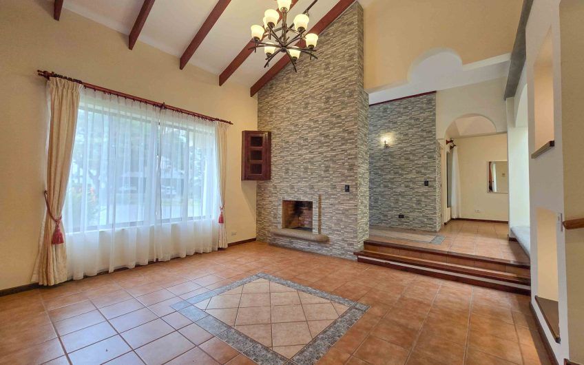 Valle del Sol Lindora Santa Ana! Casa de un nivel con 700 m2 de lote