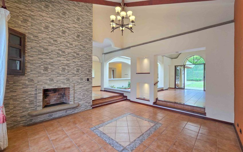 Valle del Sol Lindora Santa Ana! Casa de un nivel con 700 m2 de lote