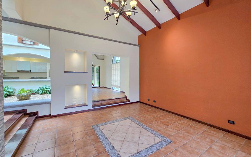 Valle del Sol Lindora Santa Ana! Casa de un nivel con 700 m2 de lote