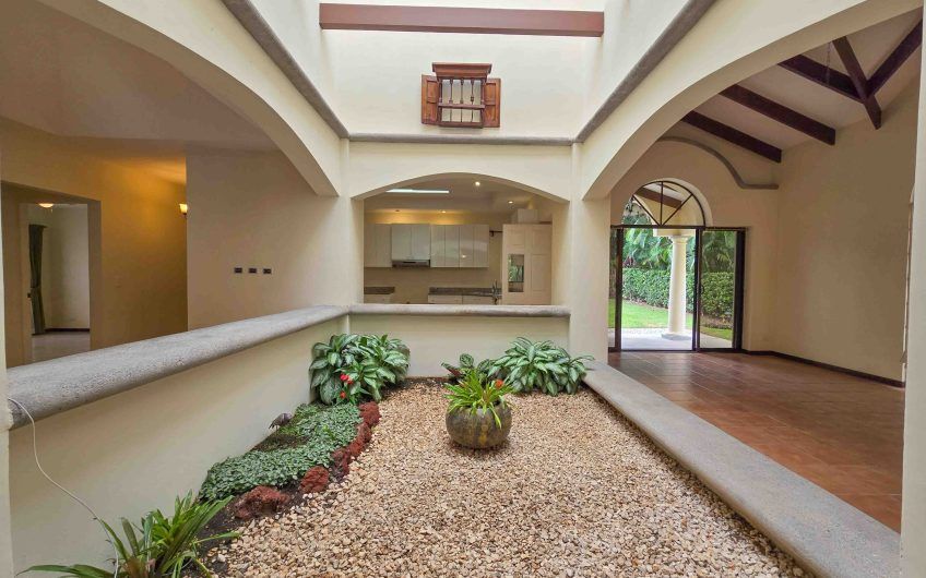 Valle del Sol Lindora Santa Ana! Casa de un nivel con 700 m2 de lote