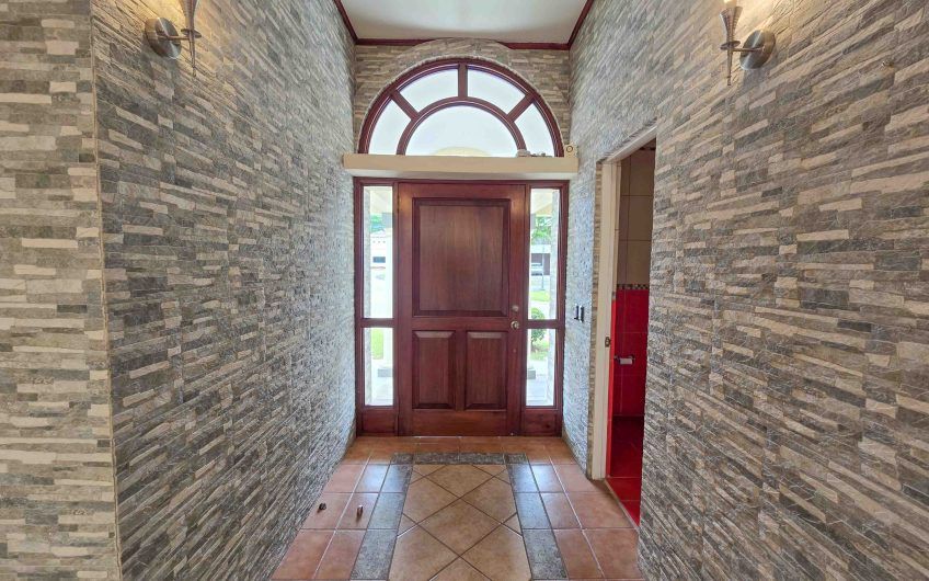 Valle del Sol Lindora Santa Ana! Casa de un nivel con 700 m2 de lote