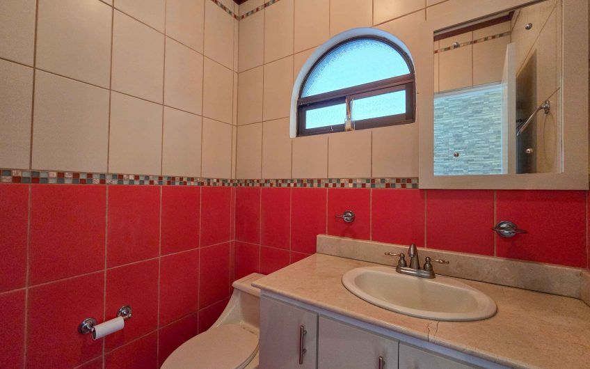 Valle del Sol Lindora Santa Ana! Casa de un nivel con 700 m2 de lote