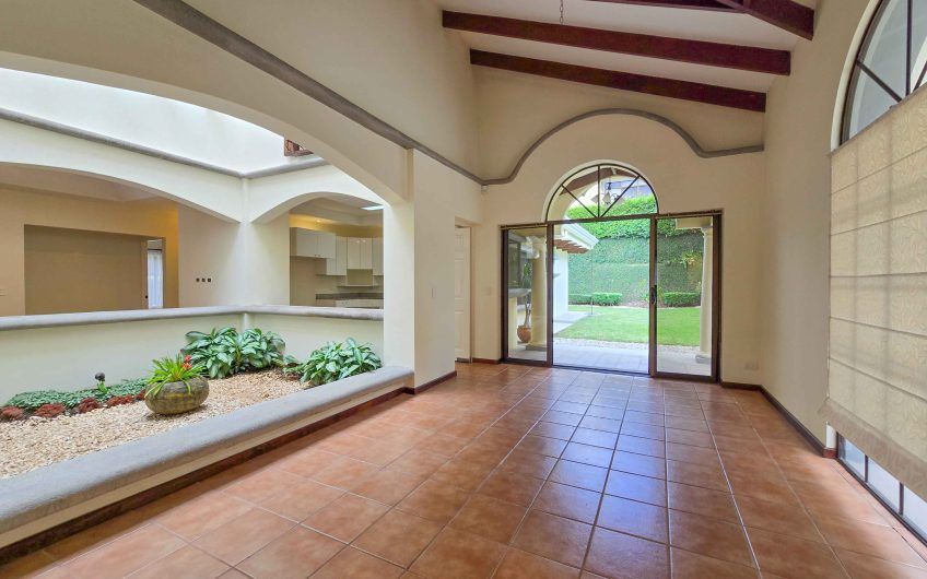 Valle del Sol Lindora Santa Ana! Casa de un nivel con 700 m2 de lote