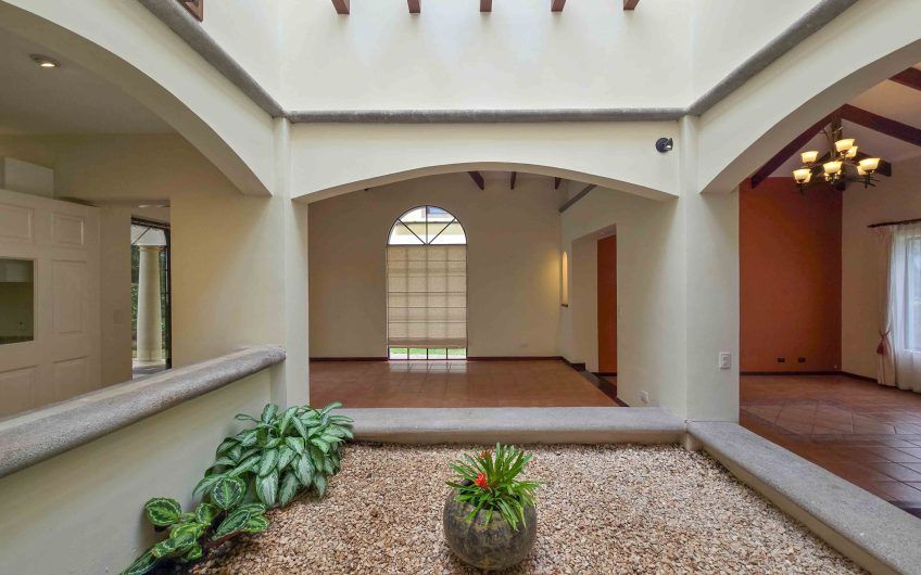 Valle del Sol Lindora Santa Ana! Casa de un nivel con 700 m2 de lote