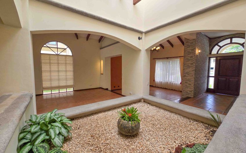 Valle del Sol Lindora Santa Ana! Casa de un nivel con 700 m2 de lote