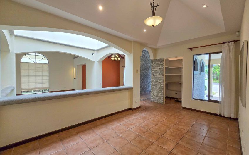 Valle del Sol Lindora Santa Ana! Casa de un nivel con 700 m2 de lote