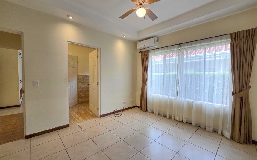 Valle del Sol Lindora Santa Ana! Casa de un nivel con 700 m2 de lote