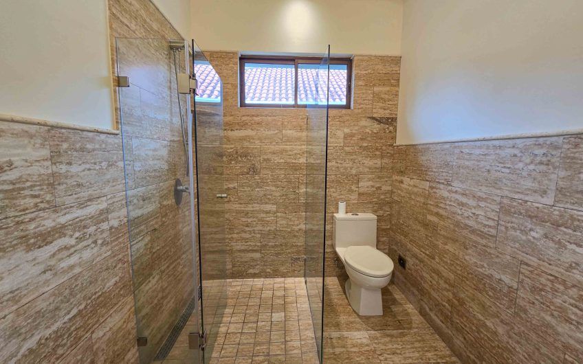 Valle del Sol Lindora Santa Ana! Casa de un nivel con 700 m2 de lote