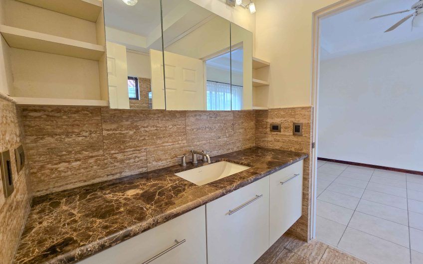 Valle del Sol Lindora Santa Ana! Casa de un nivel con 700 m2 de lote