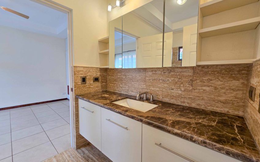 Valle del Sol Lindora Santa Ana! Casa de un nivel con 700 m2 de lote