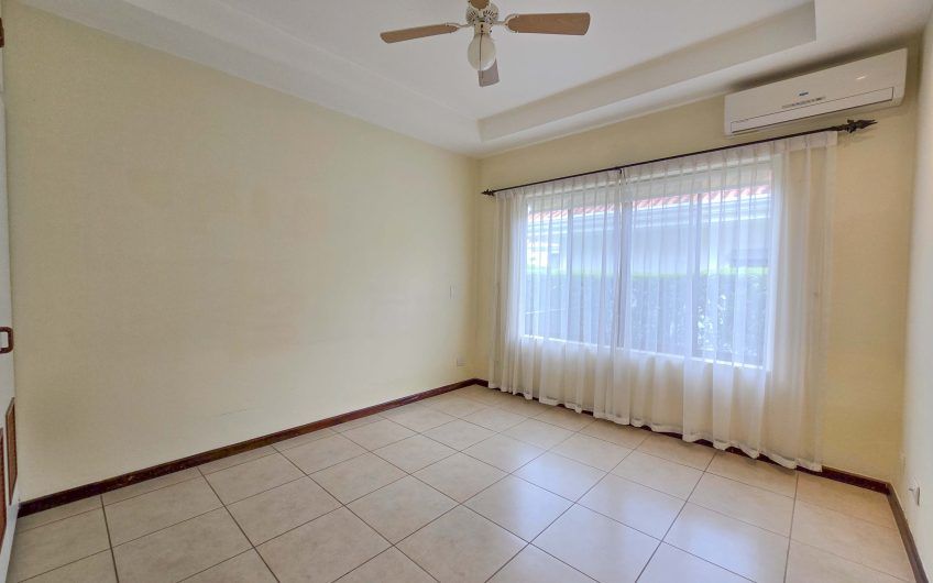 Valle del Sol Lindora Santa Ana! Casa de un nivel con 700 m2 de lote