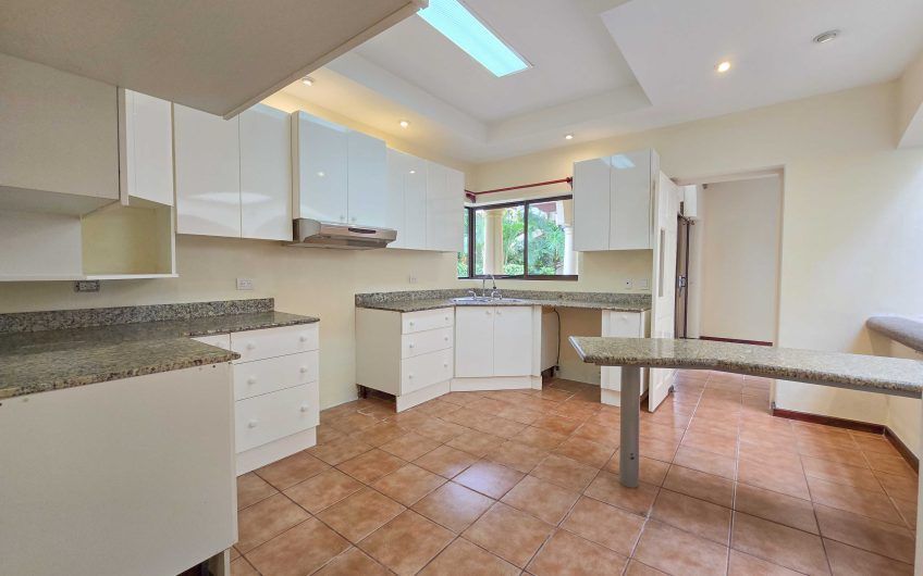 Valle del Sol Lindora Santa Ana! Casa de un nivel con 700 m2 de lote