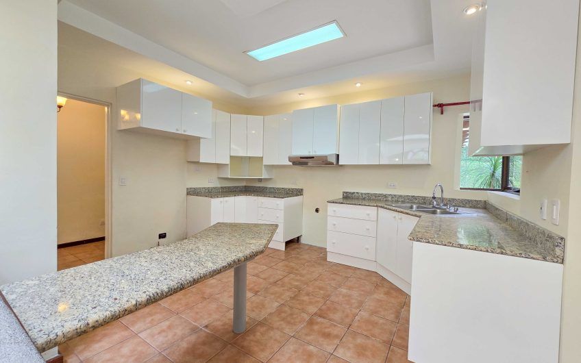 Valle del Sol Lindora Santa Ana! Casa de un nivel con 700 m2 de lote