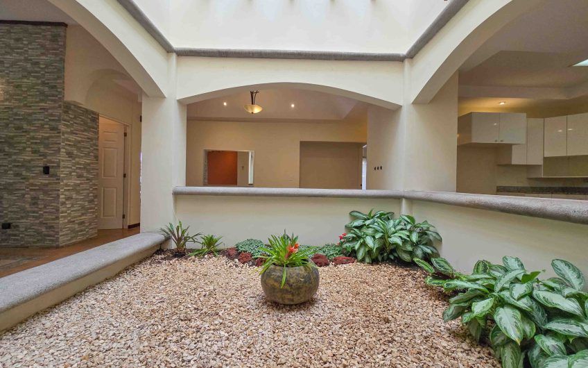 Valle del Sol Lindora Santa Ana! Casa de un nivel con 700 m2 de lote