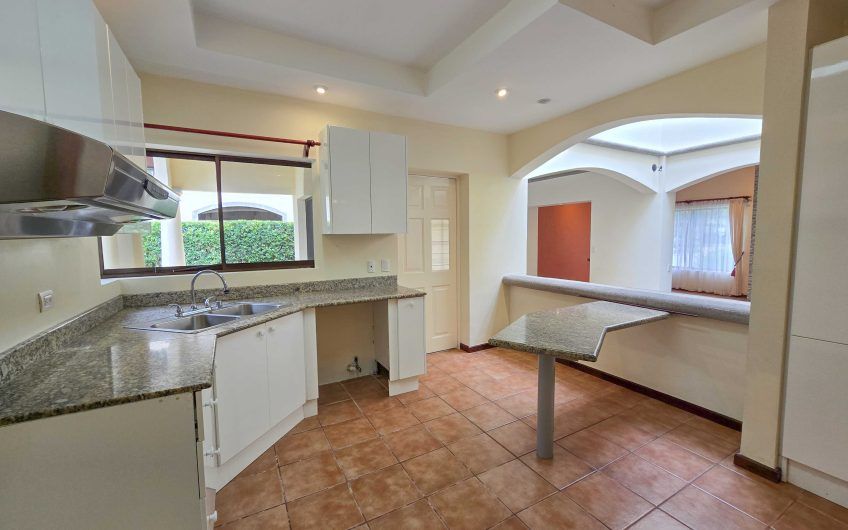 Valle del Sol Lindora Santa Ana! Casa de un nivel con 700 m2 de lote