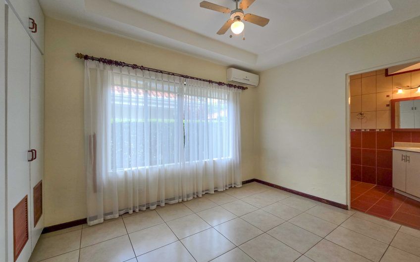 Valle del Sol Lindora Santa Ana! Casa de un nivel con 700 m2 de lote