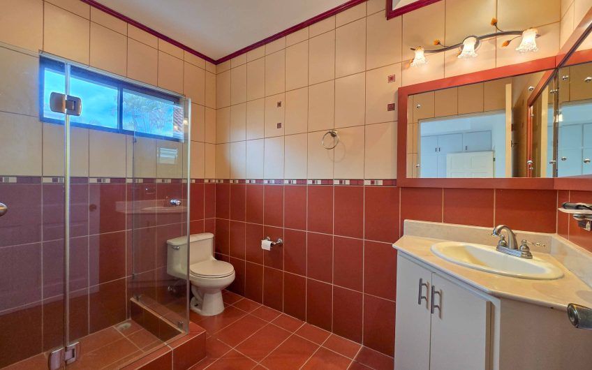 Valle del Sol Lindora Santa Ana! Casa de un nivel con 700 m2 de lote