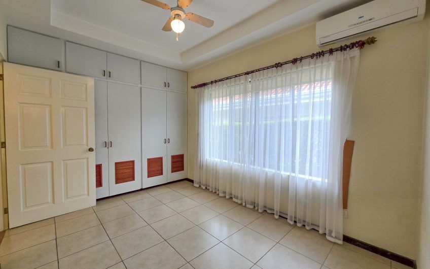 Valle del Sol Lindora Santa Ana! Casa de un nivel con 700 m2 de lote