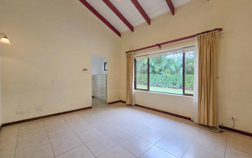 Valle del Sol Lindora Santa Ana! Casa de un nivel con 700 m2 de lote