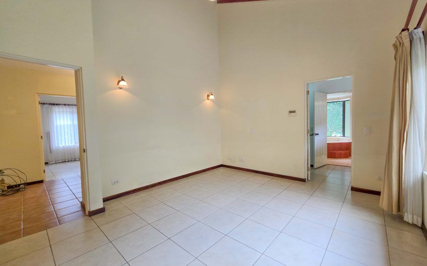 Valle del Sol Lindora Santa Ana! Casa de un nivel con 700 m2 de lote