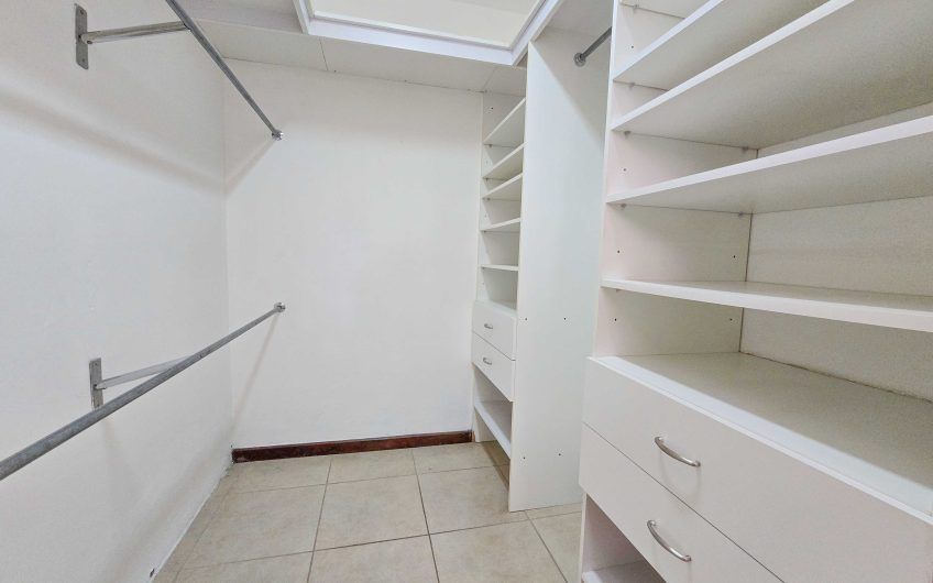 Valle del Sol Lindora Santa Ana! Casa de un nivel con 700 m2 de lote