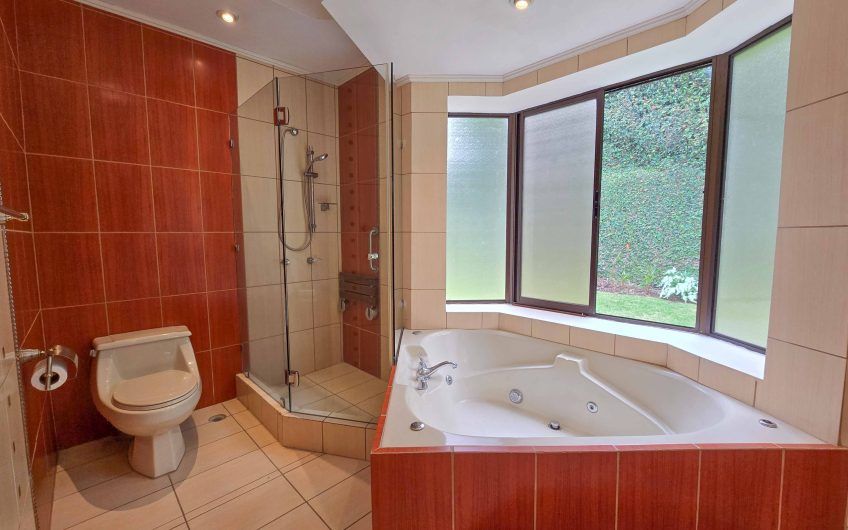 Valle del Sol Lindora Santa Ana! Casa de un nivel con 700 m2 de lote