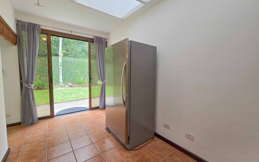 Valle del Sol Lindora Santa Ana! Casa de un nivel con 700 m2 de lote