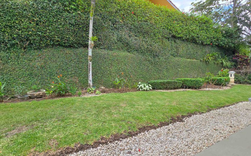 Valle del Sol Lindora Santa Ana! Casa de un nivel con 700 m2 de lote