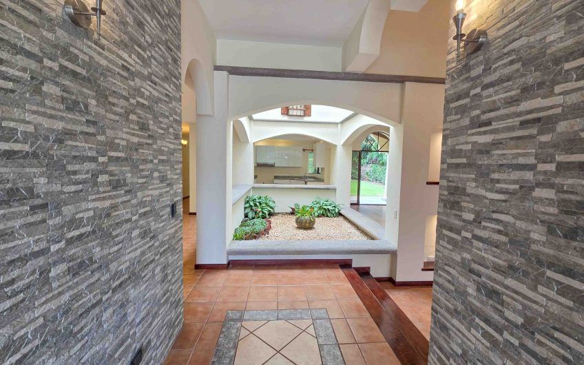 Valle del Sol Lindora Santa Ana! Casa de un nivel con 700 m2 de lote