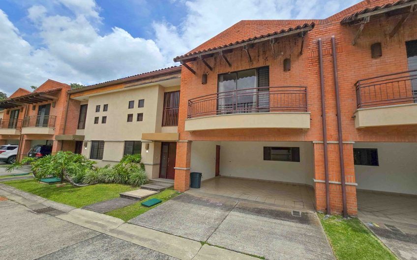 Condo de 451 m2 de 5 habit. en Trejos Montealegre x Avenida Escazú