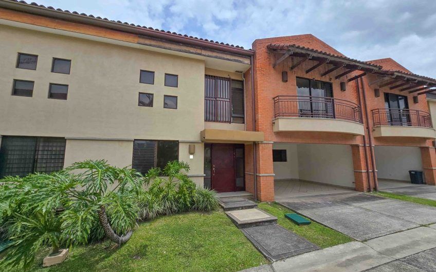 Condo de 451 m2 de 5 habit. en Trejos Montealegre x Avenida Escazú