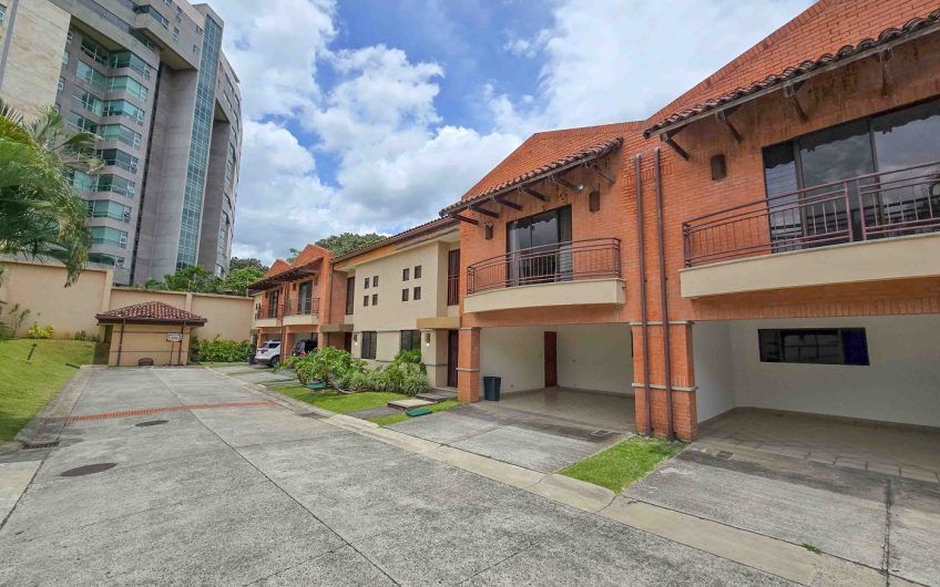 Condo de 451 m2 de 5 habit. en Trejos Montealegre x Avenida Escazú