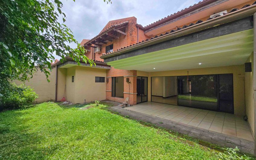 Condo de 451 m2 de 5 habit. en Trejos Montealegre x Avenida Escazú