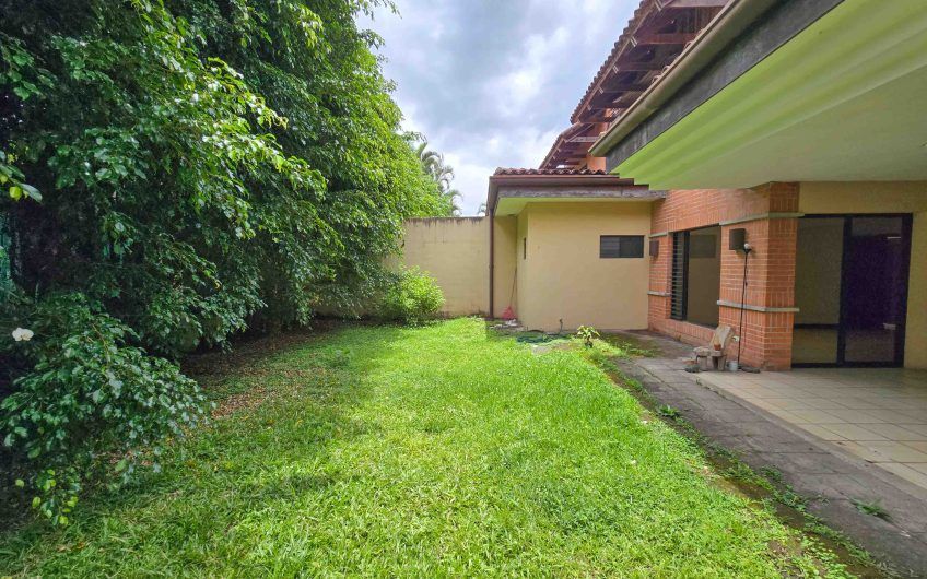 Condo de 451 m2 de 5 habit. en Trejos Montealegre x Avenida Escazú