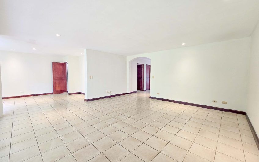 Condo de 451 m2 de 5 habit. en Trejos Montealegre x Avenida Escazú