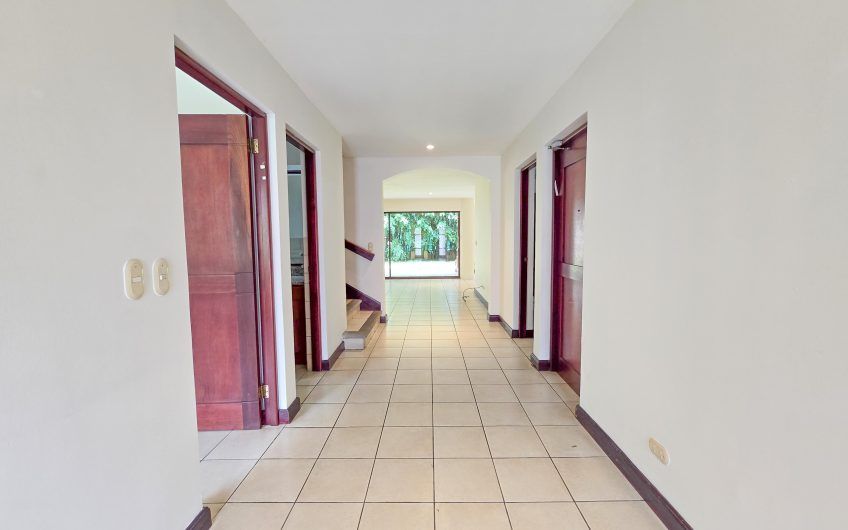 Condo de 451 m2 de 5 habit. en Trejos Montealegre x Avenida Escazú