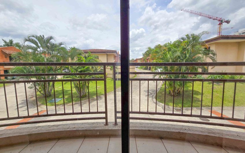 Condo de 451 m2 de 5 habit. en Trejos Montealegre x Avenida Escazú