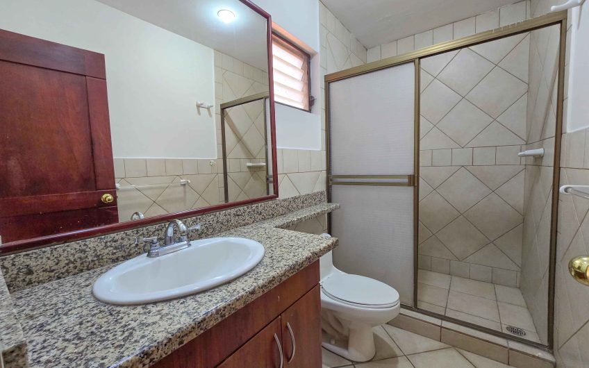 Condo de 451 m2 de 5 habit. en Trejos Montealegre x Avenida Escazú