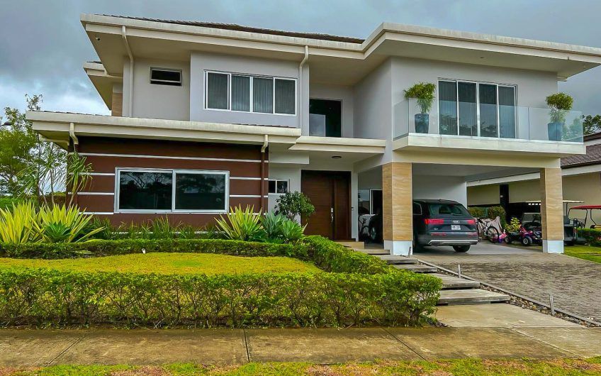 Hacienda Espinal San Rafael Alajuela! Casa de 430 m2 de 5 habit. con jardín