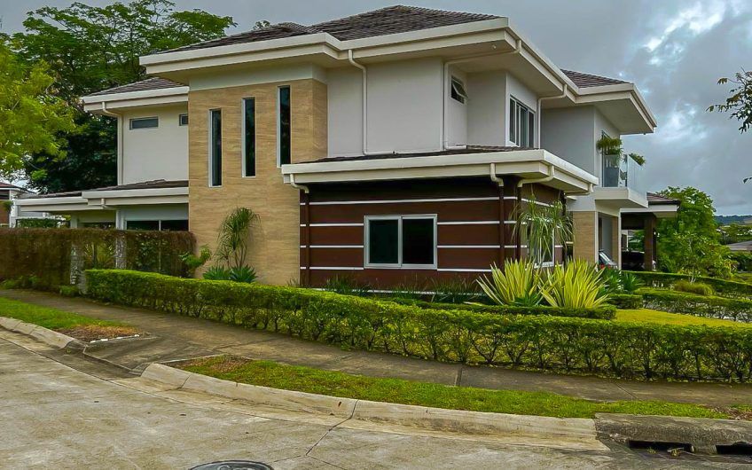 Hacienda Espinal San Rafael Alajuela! Casa de 430 m2 de 5 habit. con jardín