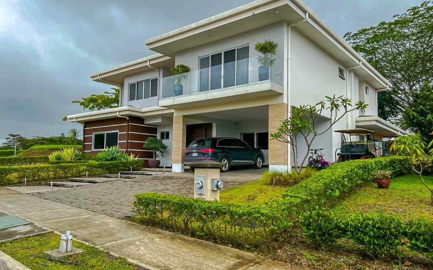 Hacienda Espinal San Rafael Alajuela! Casa de 430 m2 de 5 habit. con jardín